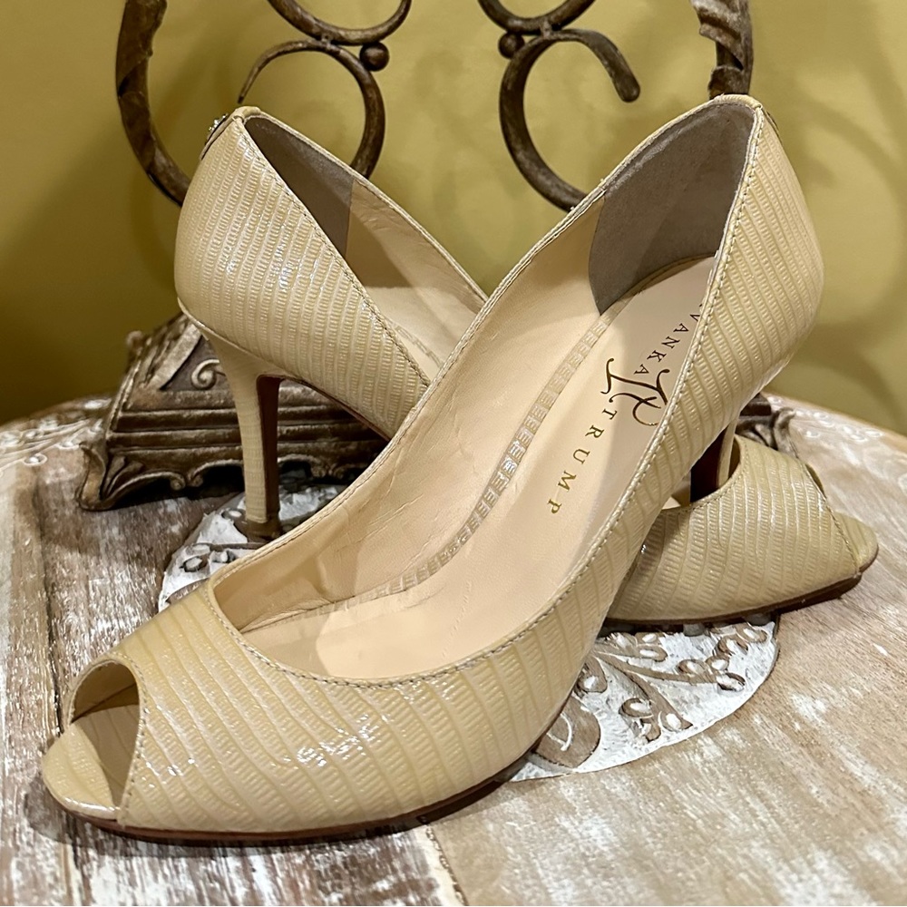 Ivanka Trump Alligator Embossed Leather Pump in Light Tan/Cream Size 7.5